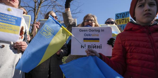 Women stand with Ukrai (7847157)