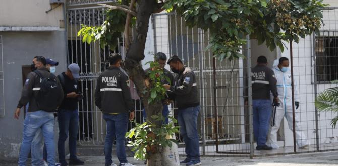 La actriz porno guayaquileña fue baleada dentro de su domicilio.  Tras el suceso la Policía llegó al sitio.