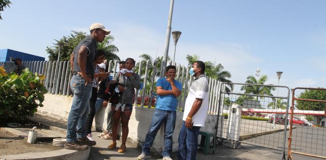 Familiares de las víctimas de Posorja llegaron hasta el Laboratorio de Criminalística de Guayaquil.