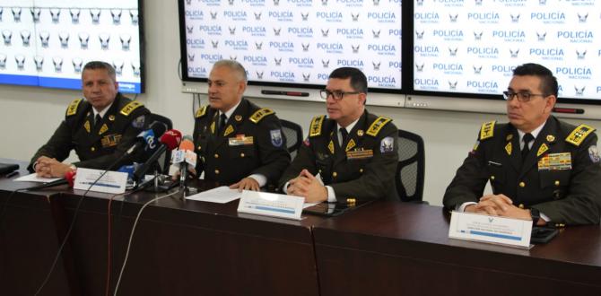 El general Fausto Salinas (tercero de derecha a izquierda) se refirió al hurto de las armas.
