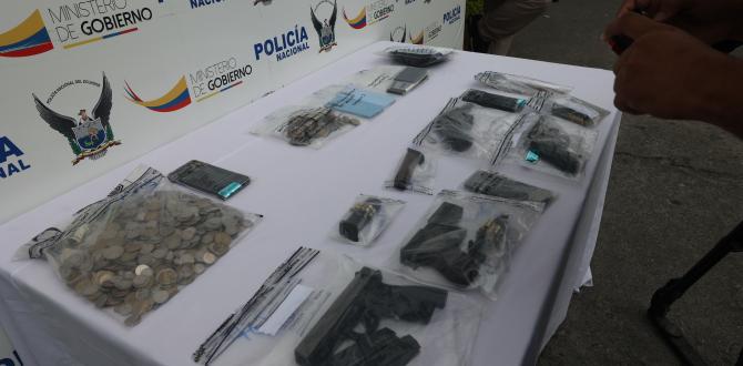 Armas, municiones, droga y dinero entre las evidencias halladas a los detenidos.