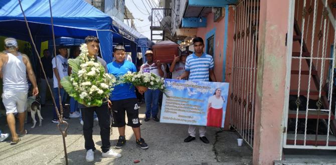 Los restos de Edith Espinoza fueron cargados por familiares y llevados hasta el cementerio.