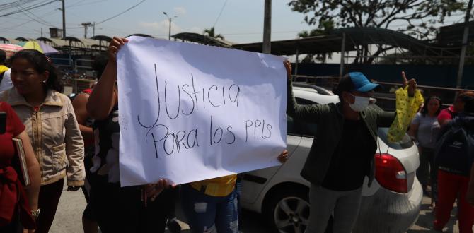 Los parientes de los reos cerraron la calle y con un cartel pedían justicia para sus familiares.