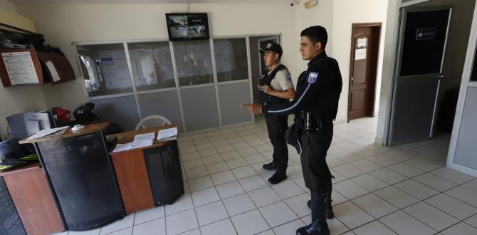 El lugar donde estaba sentada la agente cuando llegaron a balear la estación policial.