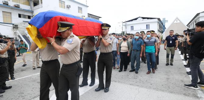 El ataúd cubierto con la bandera de Ecuador fue cargado por 4 oficiales. Atrás sus padres, consternados.