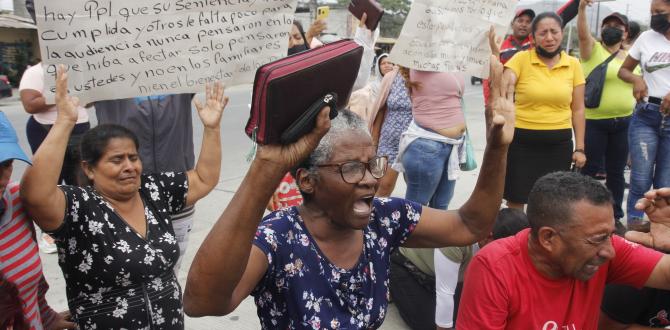 El clamor de algunos familiares de los internos conmocionó a quienes estaban en el lugar.