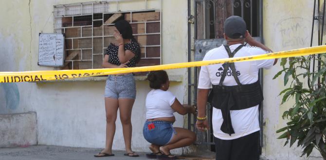 Familiares de Teresa del Carmen Aguirre se mostraban consternados. El área fue acordonada por la Policía.