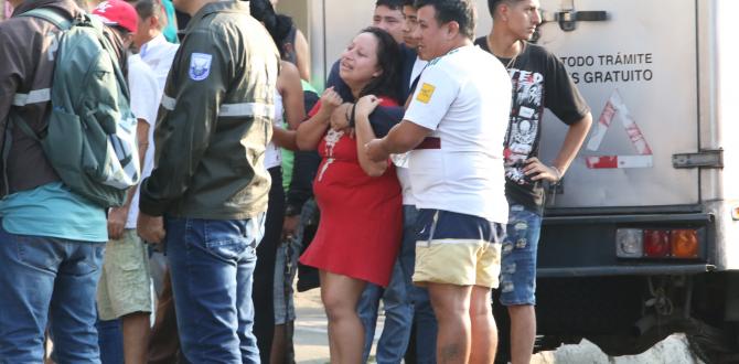 Familiares de Moisés Germán Lozada Barrera lloran su muerte.