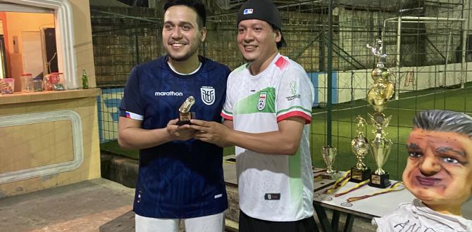 Jossué Narváez premiando al goleador del cuadrangular, Christian Gallegos.