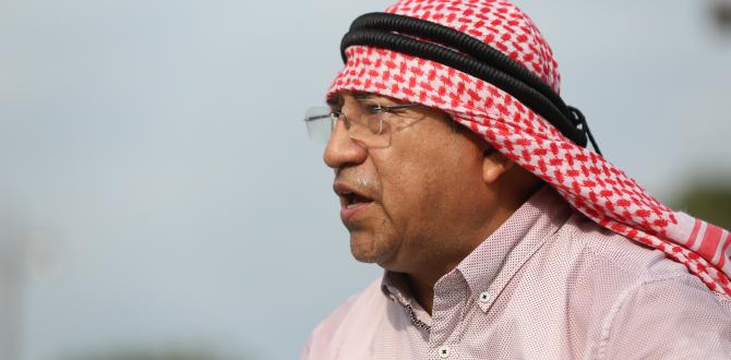 Ufredo Borbor usa un turbante árabe que le dio un jeque en Doha, Catar.