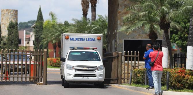 El el vehículo de Medicina Legal fueron embarcados los cadáveres de los cuatro hombres asesinados.