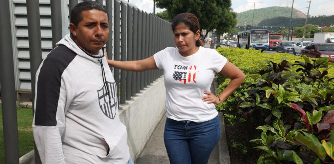 Familiares de Deysi Moreno Vera llegaron al Laboratorio de Criminalística para  retirar su cuerpo. Estaban consternados.