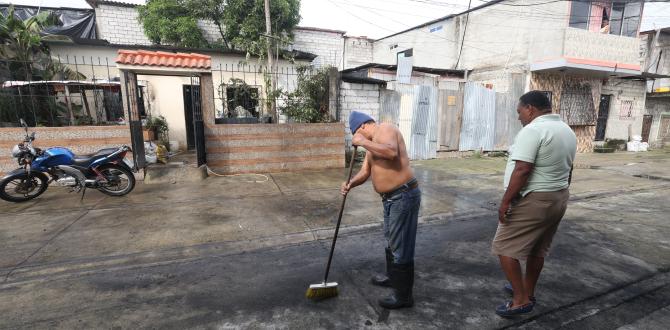 Julio César Indacohcea se levantó temprano para limpiar y recoger los vidrios que quedaron el portal de su casa y en la peatonal que une la manzana 7 y 9, en Guayaquil.