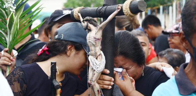 1. Muchos creyentes religiosos que asistieron a la procesión del Cristo del Consuelo, en Guayaquil, mostraron su devoción con lágrimas.
