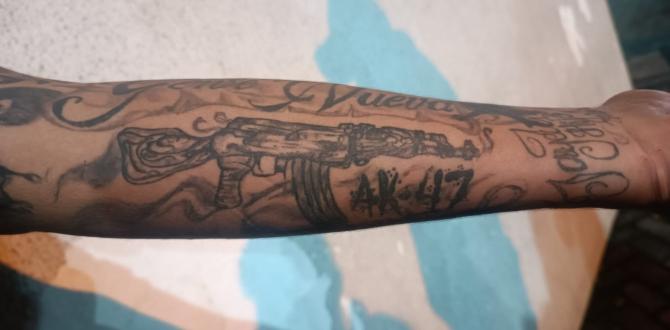 Los tatuajes que tiene el detenido en varias partes del cuerpo hacen alusión que miembro de una banda criminal.