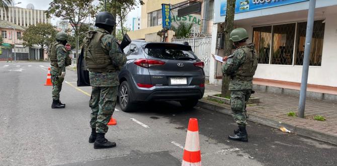 Las Fuerzas Armadas ejecutan un operativo en el sector La Mariscal, en el centro norte de Quito.