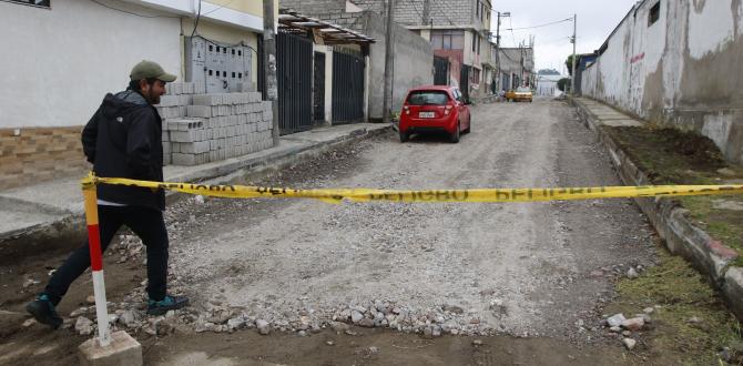Las obras de adoquinado en la calle De Los Nardos estaría demorada, según lugareños.