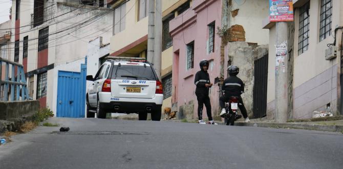 La Policía Nacional realiza patrullajes constantes en el sector La Colmena, en el centro de Quito.