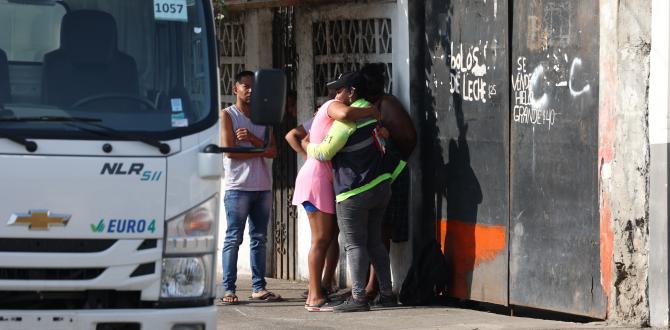 Familiares del menor de edad lloran desconsolados.