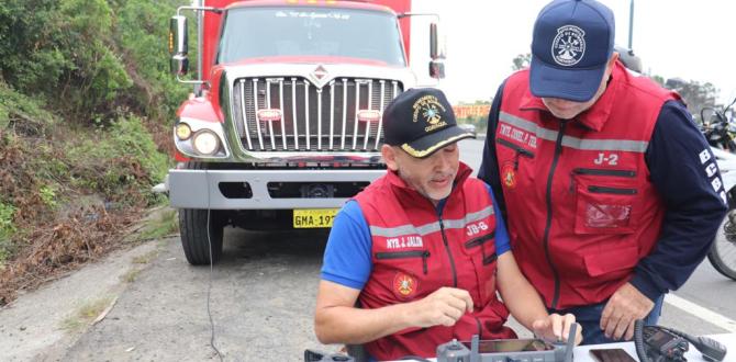 Julio Jalón, del Cuerpo de Bomberos de Guayaquil, durante la búsqueda a través de un dron.