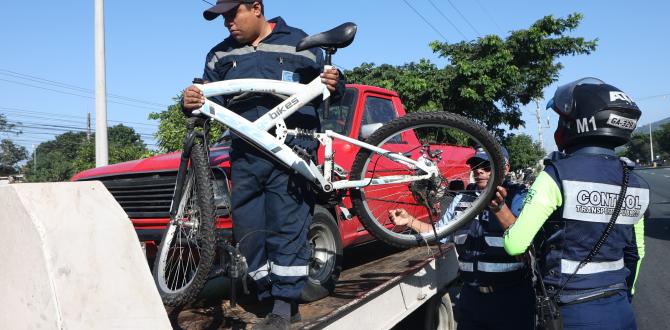 Las bicicletas de los fallecidos y la camionete tocada por el auto fueron subidas en una grúa.
