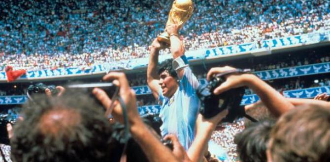 Diego Maradona alzando la copa en el Mundial 1986.