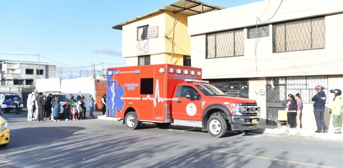 Personal del Cuerpo de Bomberos de Quito acudió al sitio del suceso.
