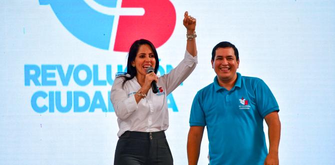 Luisa González forma dupla con Andrés Arauz para las elecciones adelantadas de agosto.