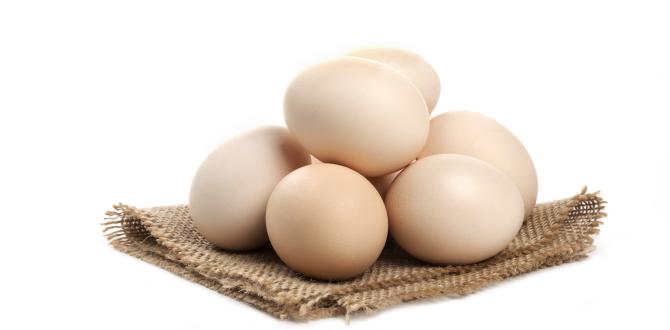 tres-huevos-crudos-organicos-frescos-aislados-superficie-blanca