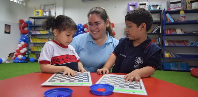 La 'Miss' Laura Mosquera enseñando ajedrez a sus pequeños estudiantes.