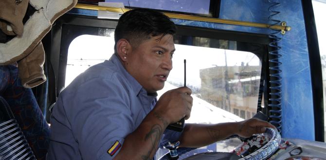 Gustavo Molina se mantiene en contacto permanente, a través de una radio de dos vías.