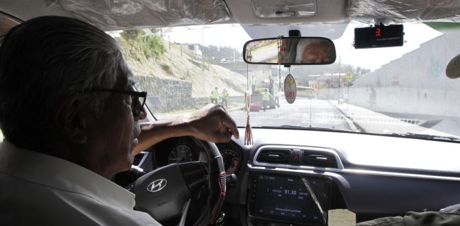 Ángel Sisa lleva 20 años en el taxismo y también toma sus propias precauciones.