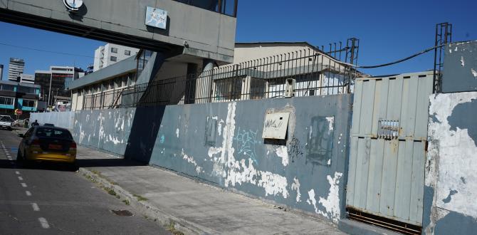 Esta es la puerta posterior, por la que también podía salir el candidato presidencial