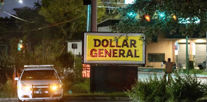 Agentes de policía vigilan la zona de un crimen a tiros que se produjo el 26 de agosto en la tienda Dollar General en Jacksonville.