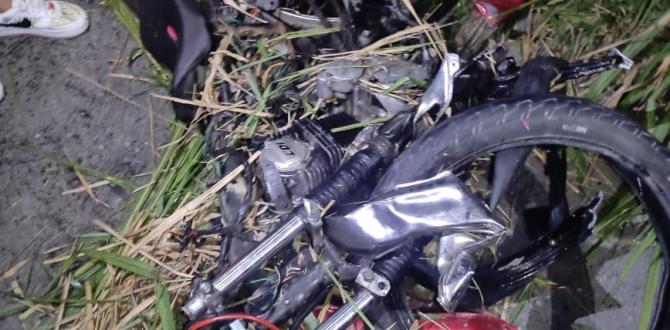La motocicleta quedó completamente destruida, producto del fuerte impacto contra un carro.