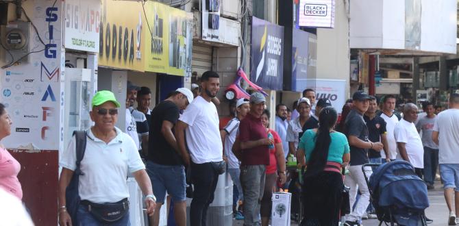 Comerciantes y clientes en la Bahía de Guayaquil