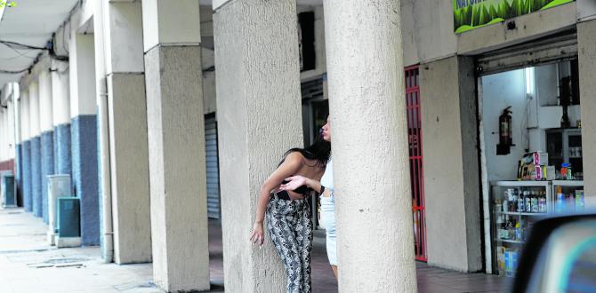 Trabajadoras sexuales en la calle Víctor Manuel Rendón