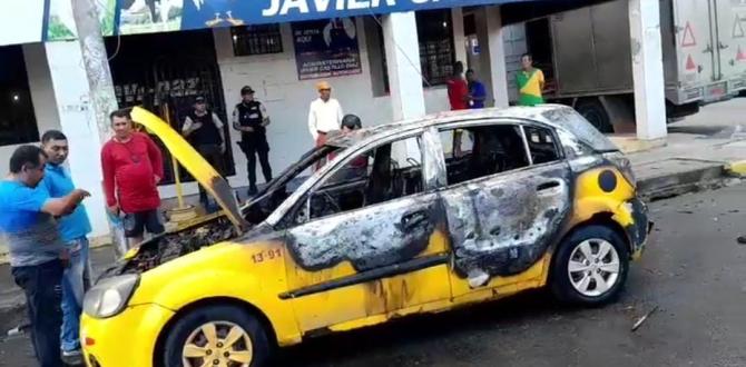Este es el taxi que encontraron incinerado en las calles Malecón y Manuela Cañizares, centro de la ciudad, y que tendría relación con el asesinato registrado en Las Palmas.