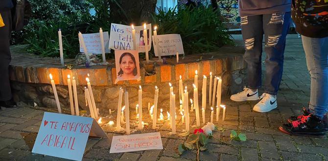 Los amigos colocaron velas, fotografías, rosas y mensajes para honrar la memoria de Abigaíl, quien llevaba más de un mes desaparecida.