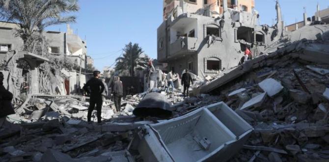 Palestinos buscan víctimas y supervivientes entre los escombros de las casas destruidas.