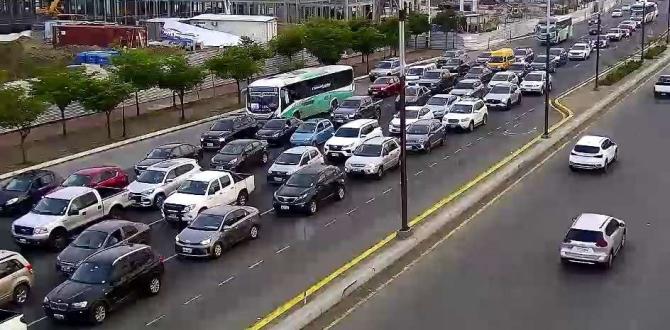 Congestionamiento vehicular en la av. Samborondón, este 16 de diciembre.