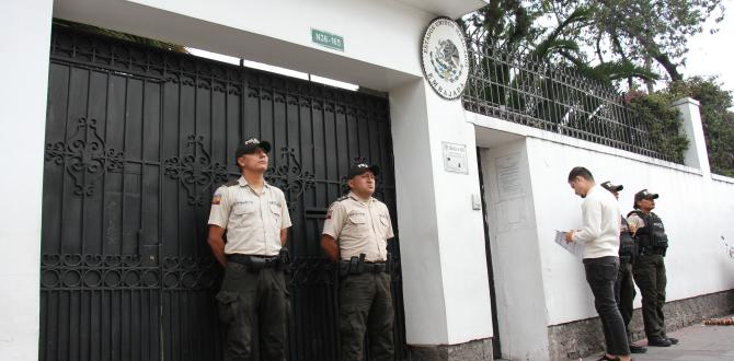 Miembros policiales fueron ubicados en la parte externa de la Embajada de México.