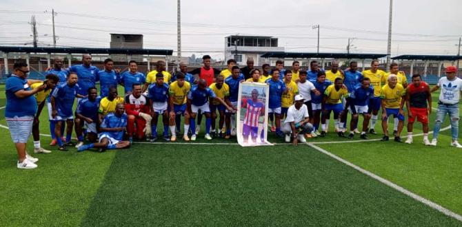 Los amigos del fútbol portaron una gigantografía con la foto de Leonardo Borja.