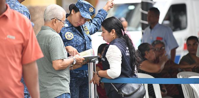 Agentes Metropolitanos ofrecen asistencia e información a quienes lo solicitan.