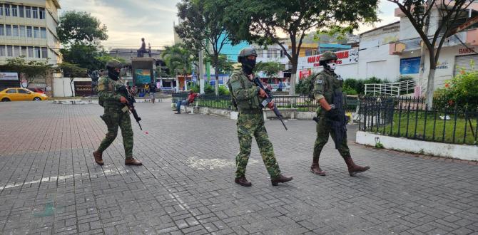 Militares patrullan las calles de Esmeraldas.