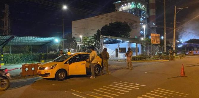 Los militares inspeccionan las calles y los barrios de Esmeraldas.