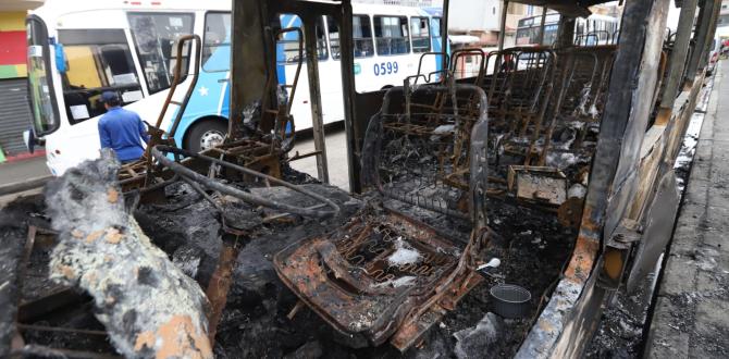 El bus quedó incinerado luego de haberles prendido fuego.