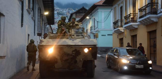 Las calles de Quito, con militares.