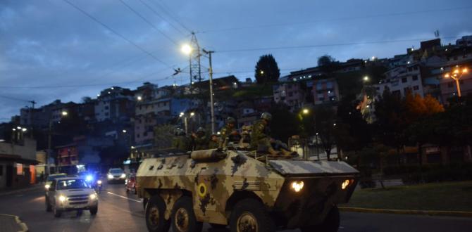 Policías y militares, en las calles de Quito.