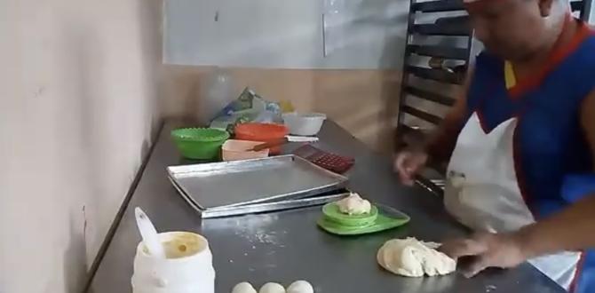 Ronald Mite preparando los panes para su venta diaria.